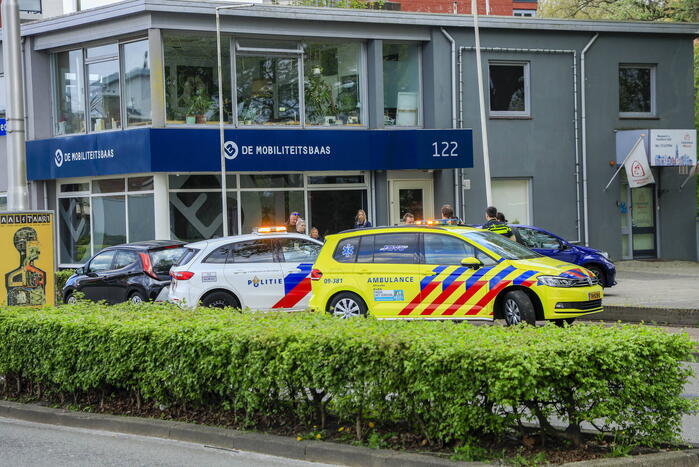 Motorrijder gaat onderuit bij schrikreactie van auto