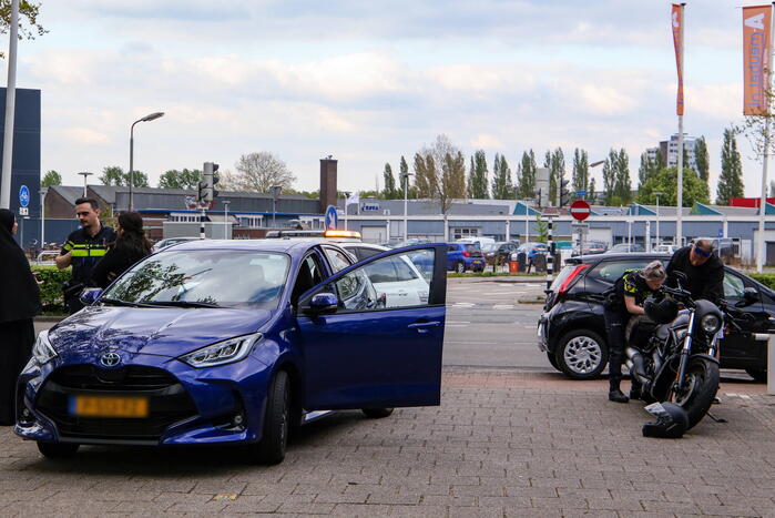 Motorrijder gaat onderuit bij schrikreactie van auto