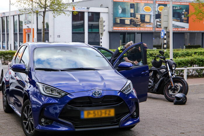Motorrijder gaat onderuit bij schrikreactie van auto