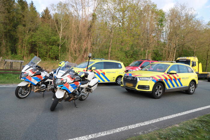 Auto raakt van de weg en slaat over de kop