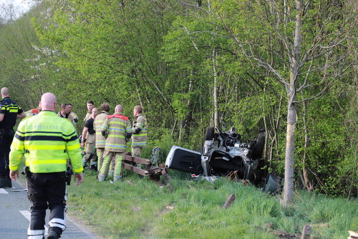 Auto raakt van de weg en slaat over de kop