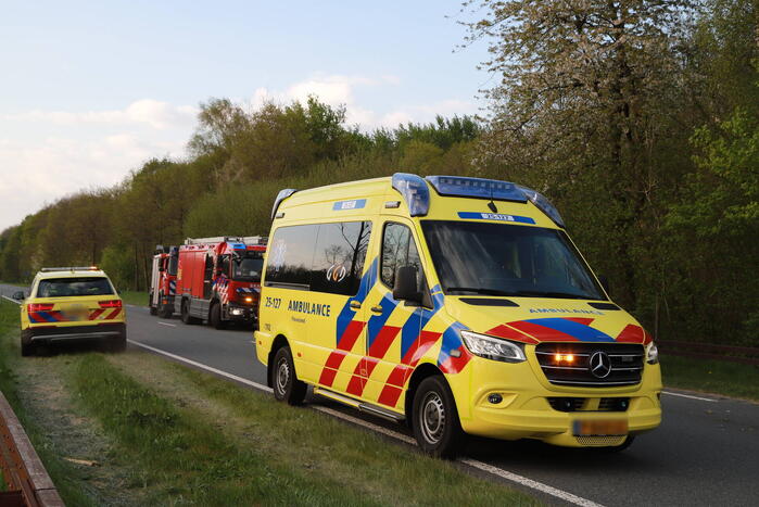 Auto raakt van de weg en slaat over de kop