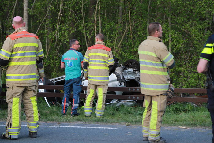 Auto raakt van de weg en slaat over de kop