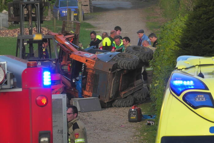 Persoon komt onder schranklader