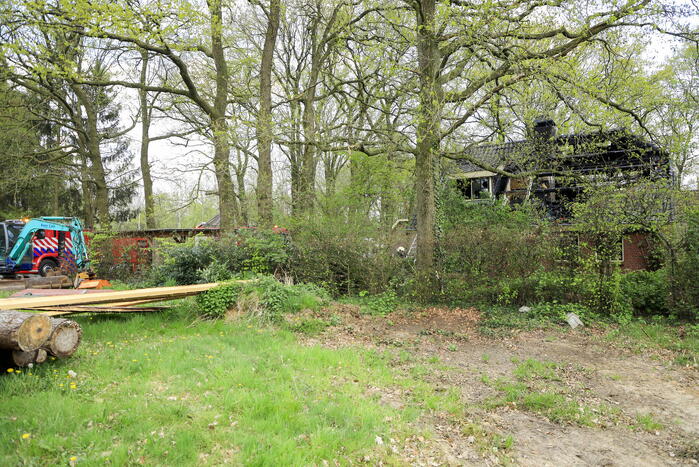 Vlammen slaan uit dak van vrijstaande woning