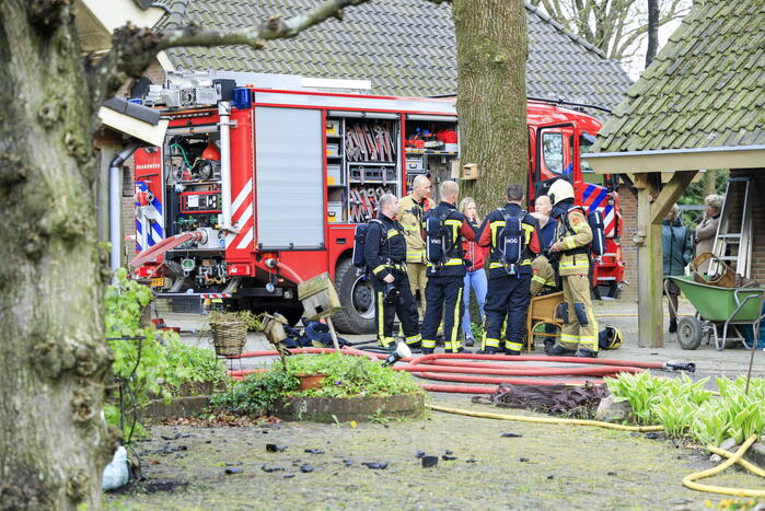 Vlammen slaan uit dak van vrijstaande woning