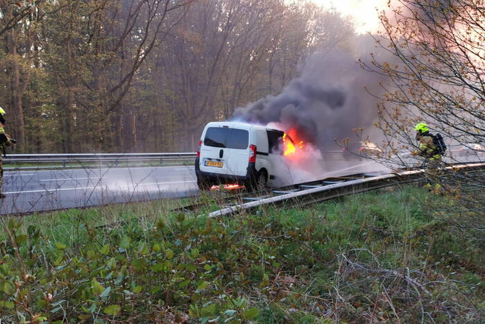 Bestelbus gaat in vlammen op