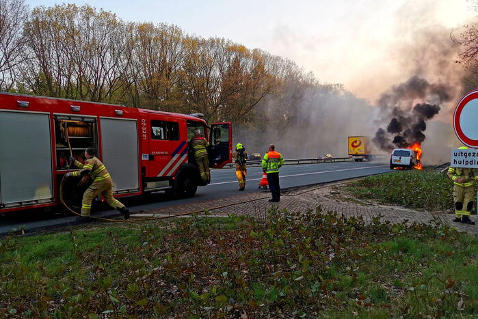 Bestelbus gaat in vlammen op