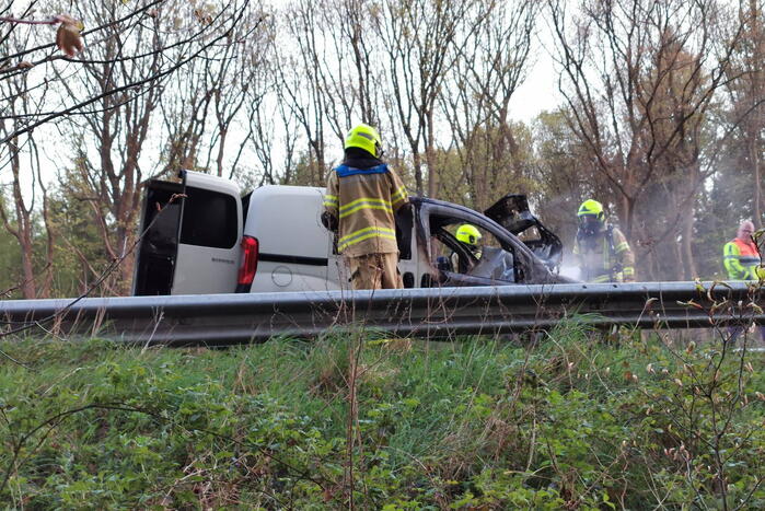 Bestelbus gaat in vlammen op