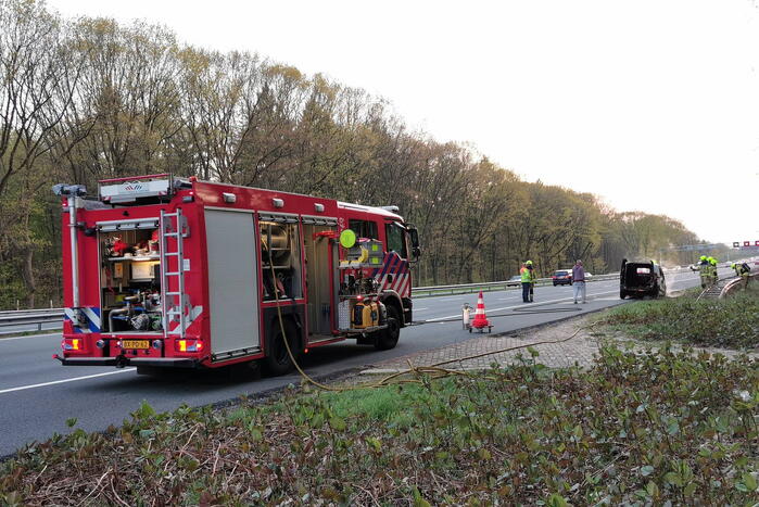 Bestelbus gaat in vlammen op