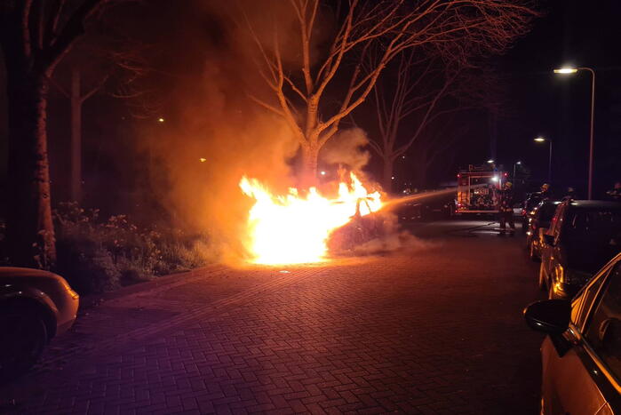 Geparkeerd auto verwoest vanwege brand