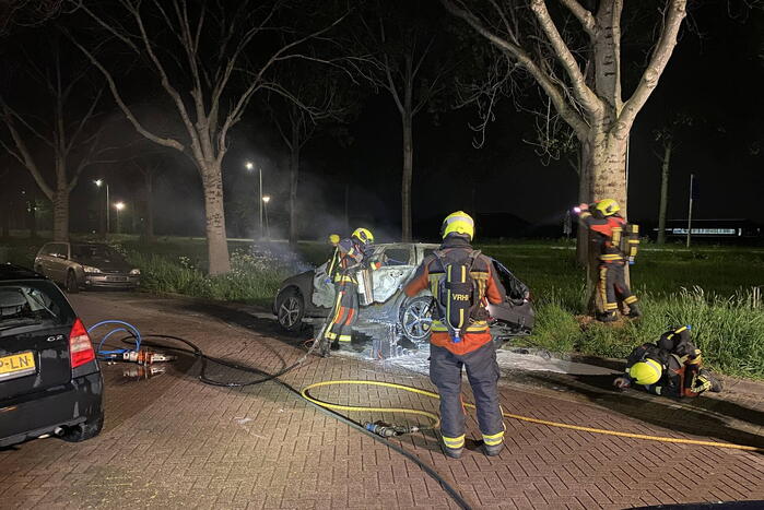 Geparkeerd auto verwoest vanwege brand