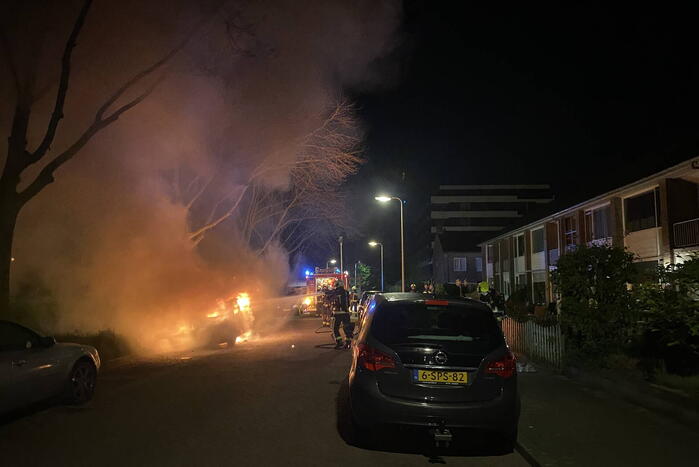 Geparkeerd auto verwoest vanwege brand