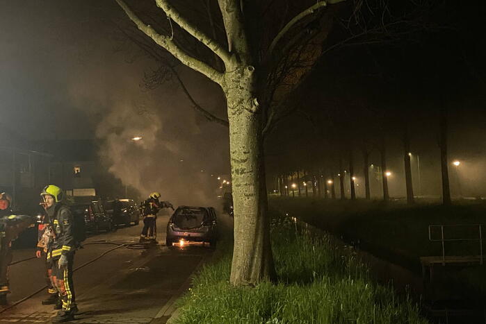 Geparkeerd auto verwoest vanwege brand