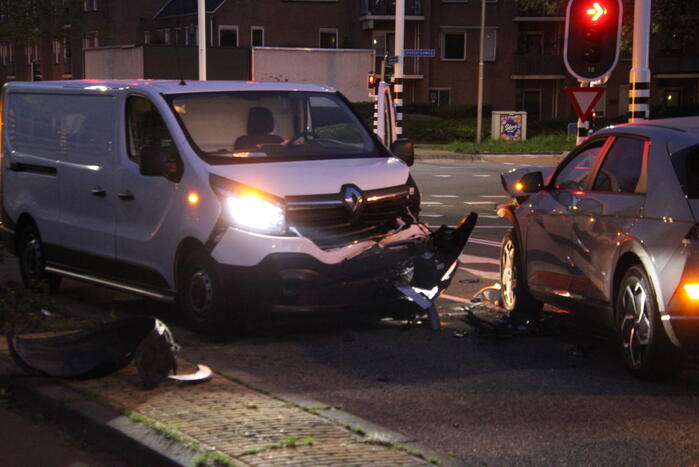 Bestelbus en personenwagen botsen frontaal