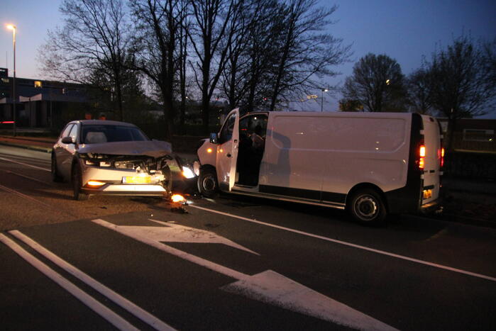 Bestelbus en personenwagen botsen frontaal