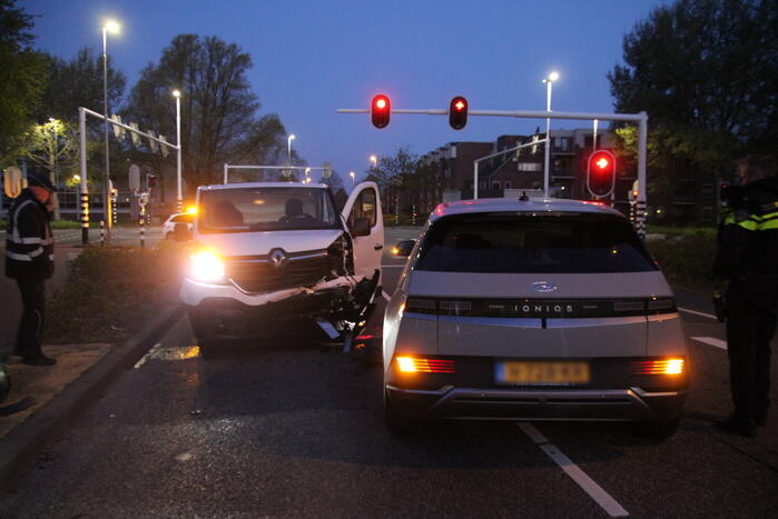 Bestelbus en personenwagen botsen frontaal