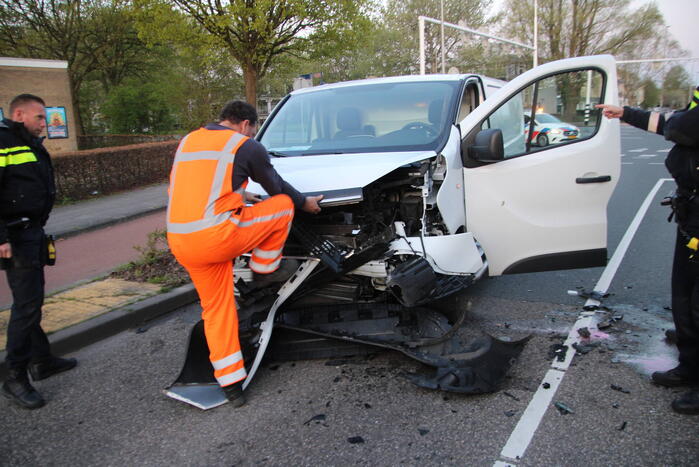 Bestelbus en personenwagen botsen frontaal