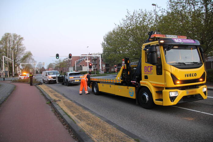 Bestelbus en personenwagen botsen frontaal