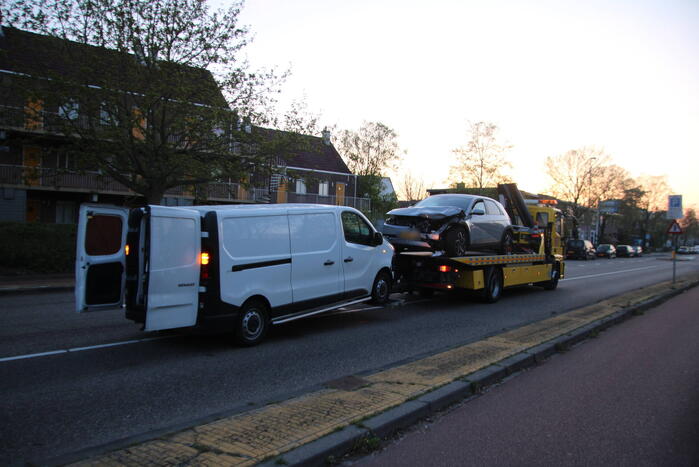 Bestelbus en personenwagen botsen frontaal