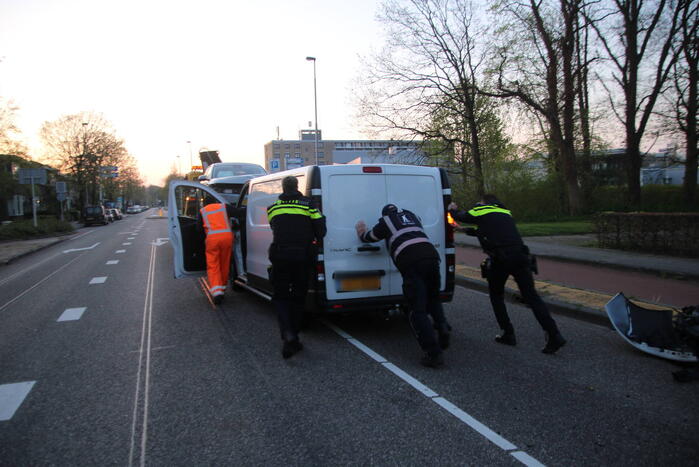 Bestelbus en personenwagen botsen frontaal