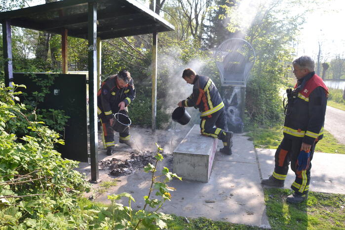 Straafafval geblust met emmers water