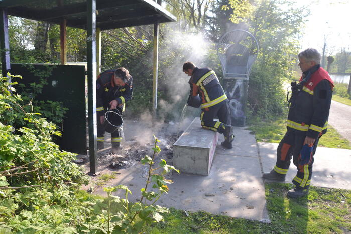 Straafafval geblust met emmers water