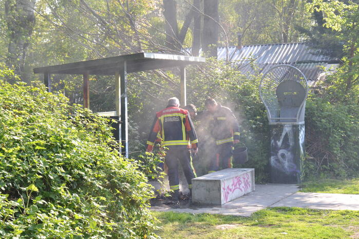 Straafafval geblust met emmers water