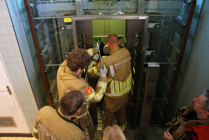 Vrouw met scootmobiel geruime tijd vast in stationslift