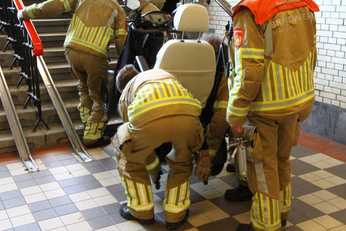 Vrouw met scootmobiel geruime tijd vast in stationslift