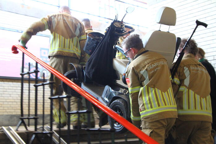 Vrouw met scootmobiel geruime tijd vast in stationslift
