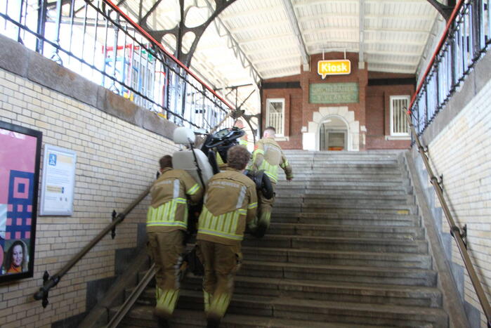 Vrouw met scootmobiel geruime tijd vast in stationslift