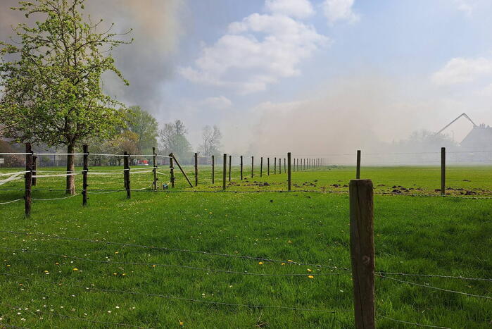 Enorme rookwolken bij brand in opslagloods