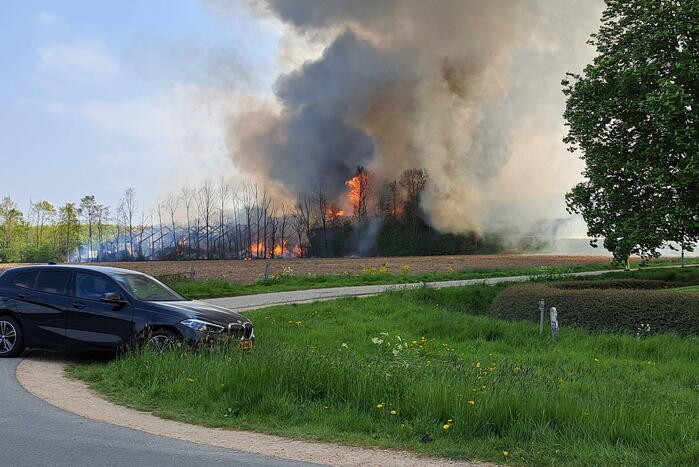Enorme rookwolken bij brand in opslagloods