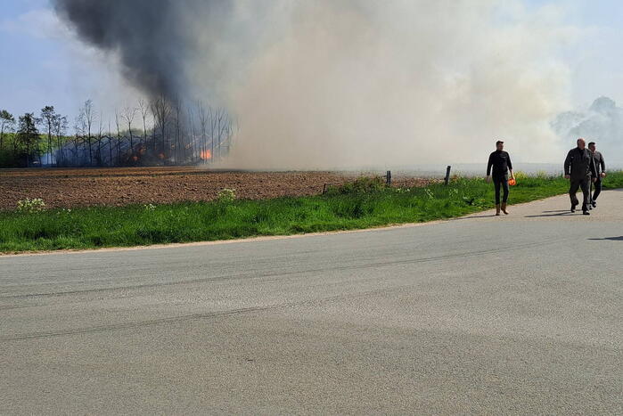 Enorme rookwolken bij brand in opslagloods
