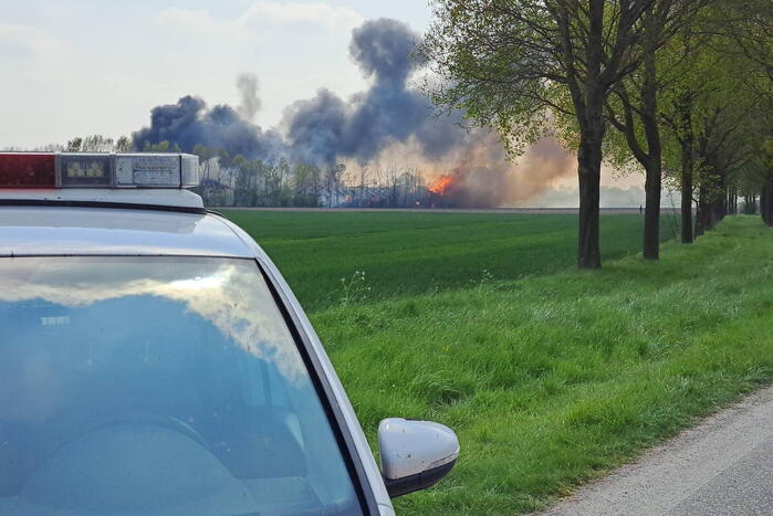 Enorme rookwolken bij brand in opslagloods