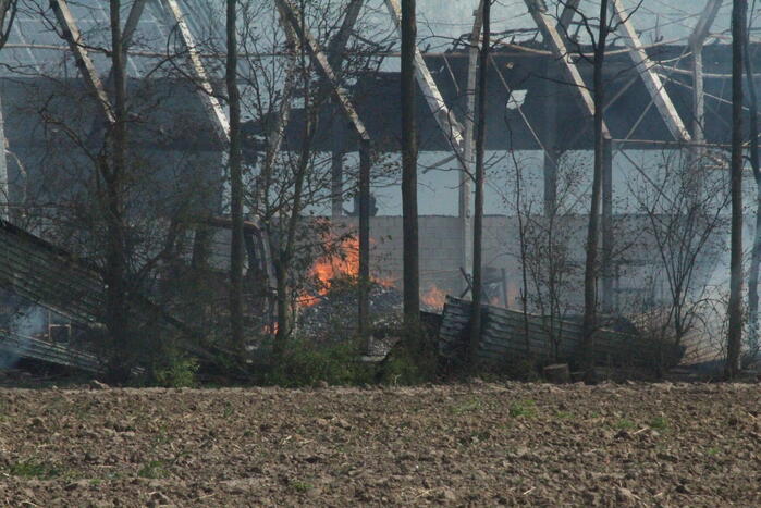 Enorme rookwolken bij brand in opslagloods