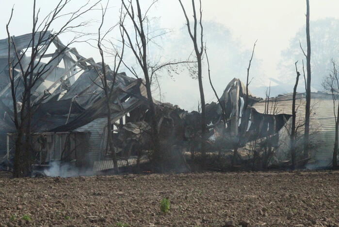 Enorme rookwolken bij brand in opslagloods