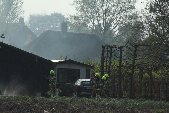 Enorme rookwolken bij brand in opslagloods