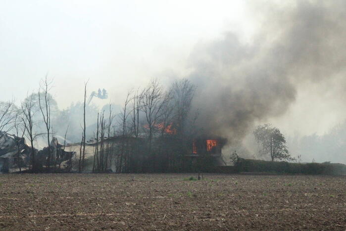 Enorme rookwolken bij brand in opslagloods