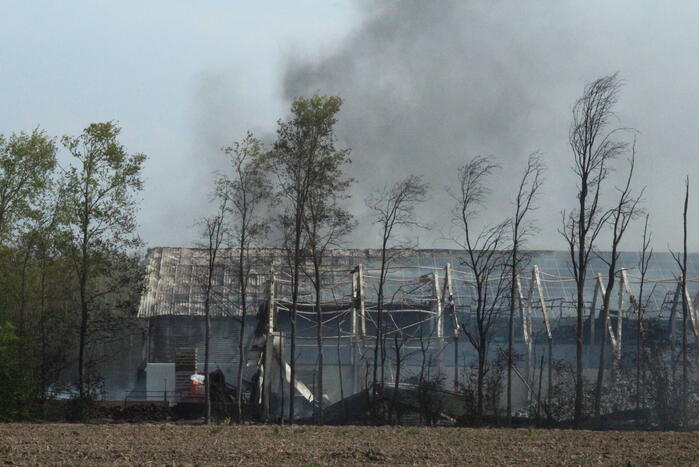 Enorme rookwolken bij brand in opslagloods