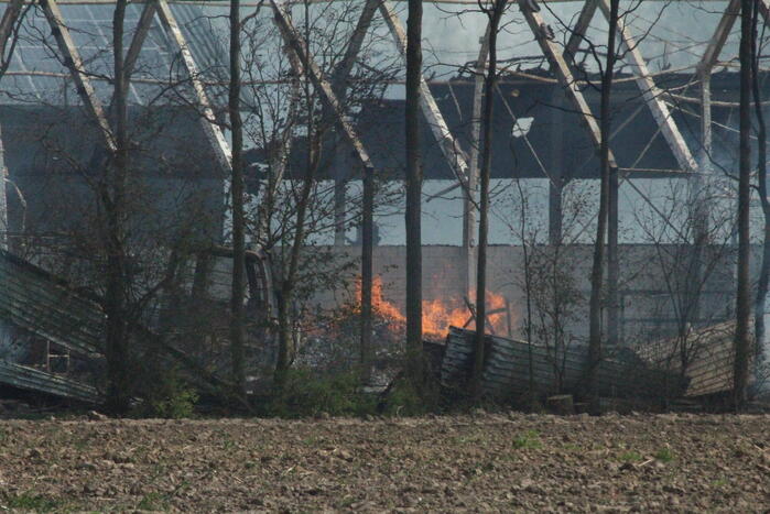 Enorme rookwolken bij brand in opslagloods