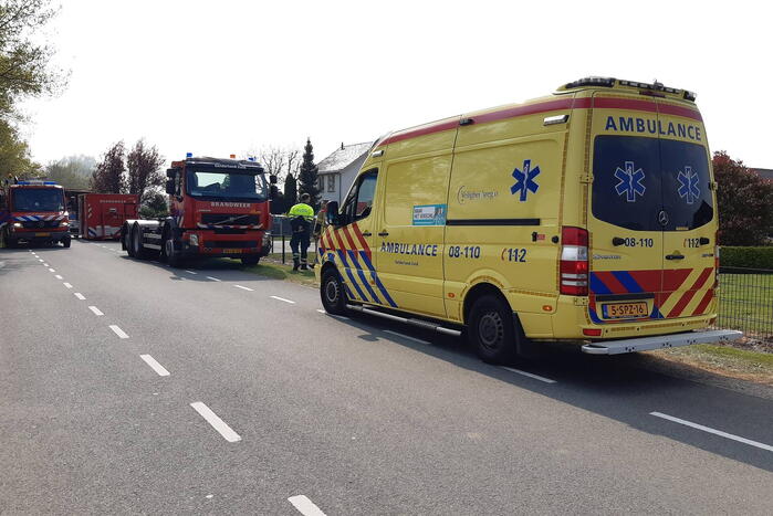 Enorme rookwolken bij brand in opslagloods