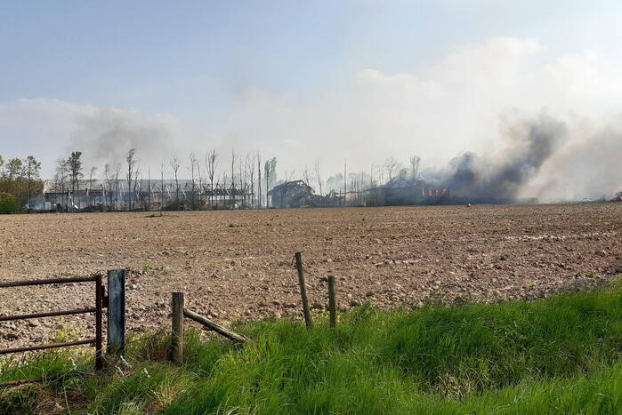 Enorme rookwolken bij brand in opslagloods