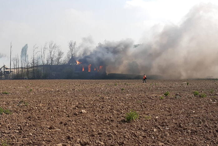Enorme rookwolken bij brand in opslagloods