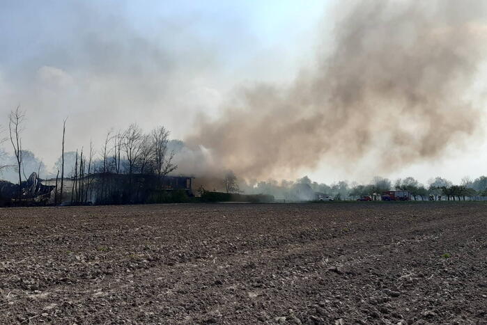 Enorme rookwolken bij brand in opslagloods