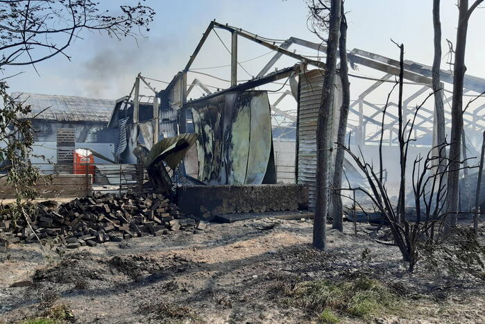 Enorme rookwolken bij brand in opslagloods