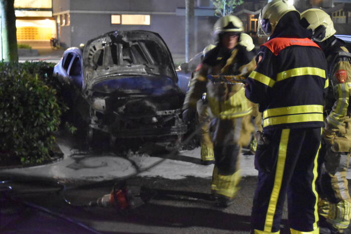 Twee geparkeerde auto's compleet uitgebrand