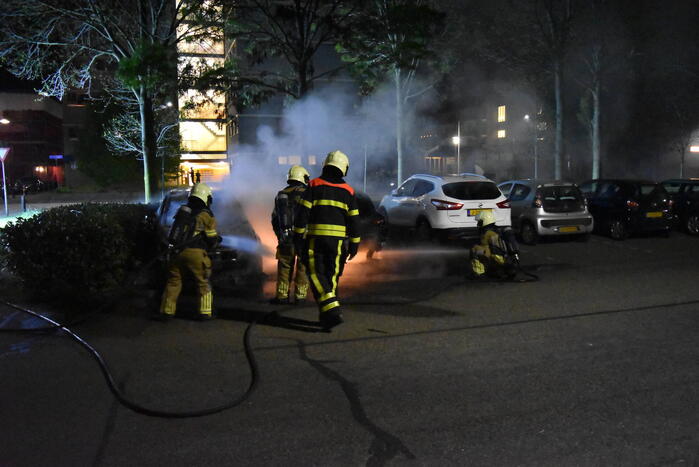 Twee geparkeerde auto's compleet uitgebrand