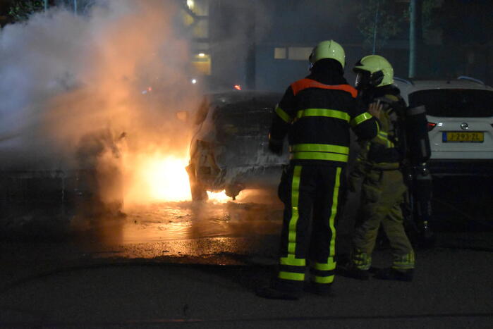 Twee geparkeerde auto's compleet uitgebrand